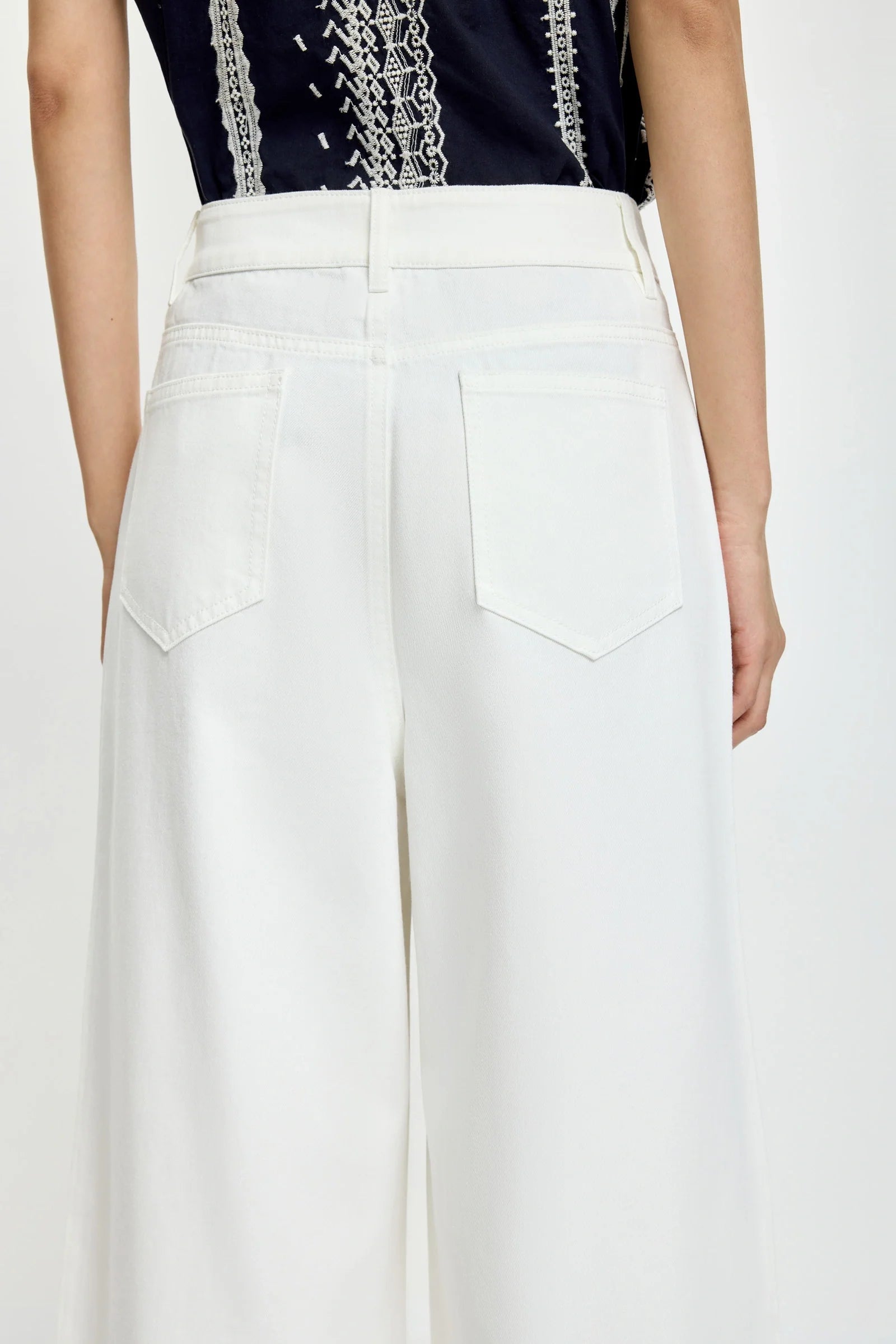 #color_Off White